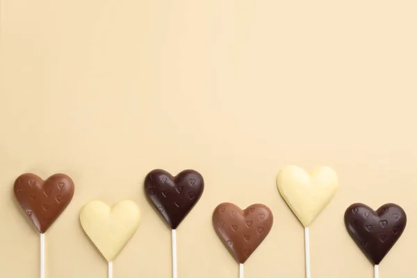 Verschillende Chocolade Hartvormige Lolly Beige Achtergrond Plat Gelegd Ruimte Voor — Stockfoto