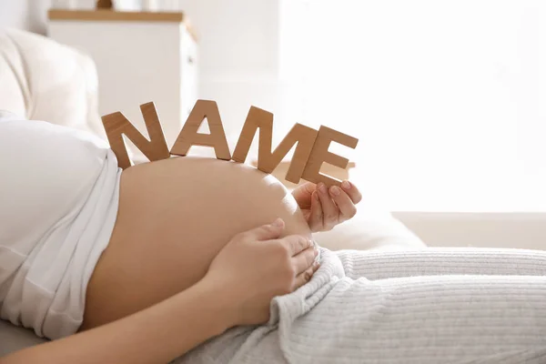 Zwangere Vrouw Met Houten Letters Buik Binnen Close Naam Van — Stockfoto