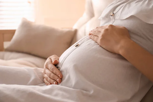 Zwangere Jonge Vrouw Raakt Buik Thuis Close — Stockfoto