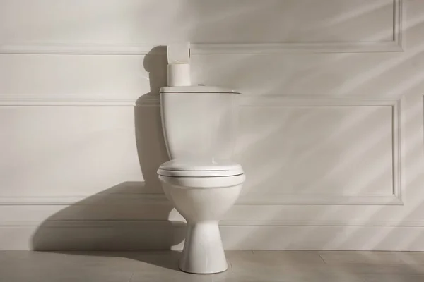 Vasul Toaletă Modern Rulourile Hârtie Lângă Peretele Alb Toaletă Design — Fotografie, imagine de stoc