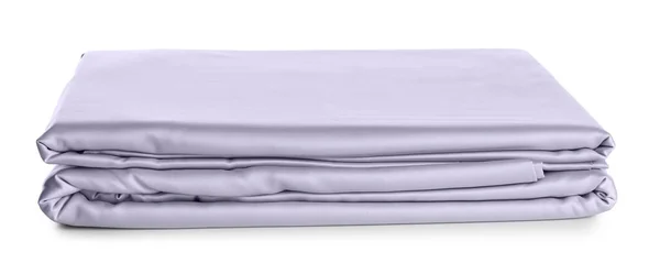 白に隔離された清潔な絹のようなベッドリネンのスタック — ストック写真