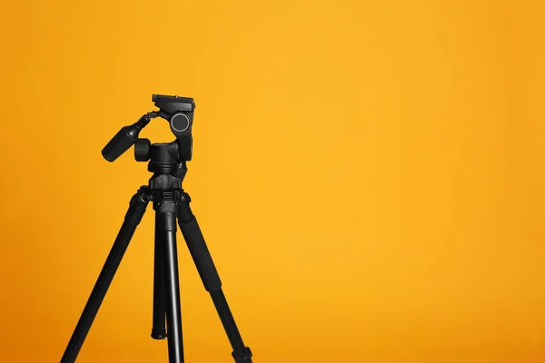 Trípode Moderno Sobre Fondo Amarillo Espacio Para Texto — Foto de Stock