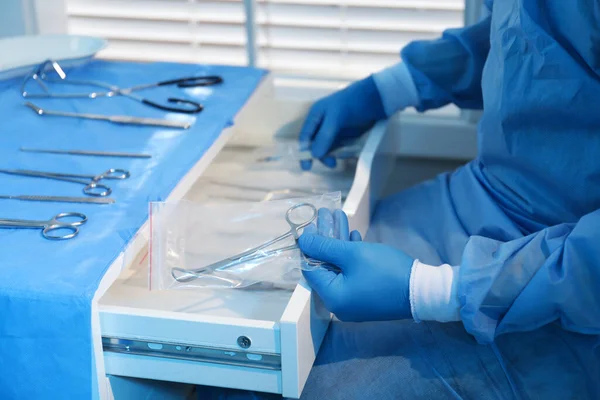 Arzt Legt Medizinische Klammern Schublade Drinnen Nahaufnahme Tisch Mit Verschiedenen — Stockfoto