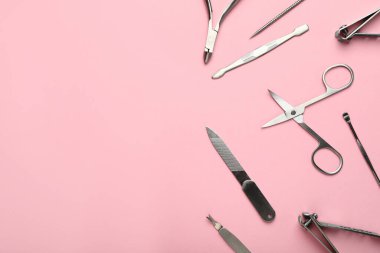 Pembe arka planda bir dizi manikür aleti var. Metin için boşluk
