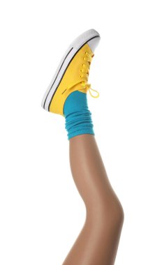 Beyaz arka planda ayakkabı giyen kadın, yakın plan.