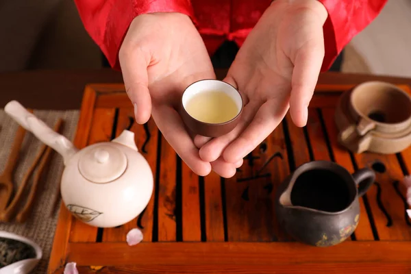 Мастер Предлагает Чашку Свежесваренного Чая Время Традиционной Церемонии Столом Крупным — стоковое фото