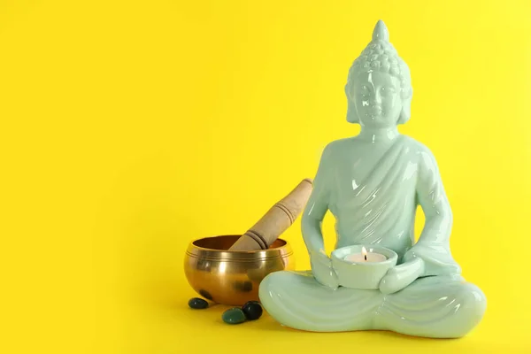 Hermosa Escultura Cerámica Buda Con Vela Ardiente Tazón Cantar Sobre — Foto de Stock