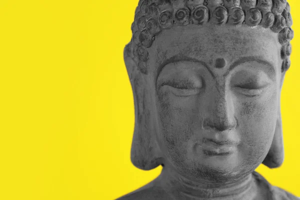 Vakker Buddha Skulptur Stein Gul Bakgrunn Plass Til Tekst – stockfoto