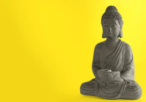 Vakker Buddha Skulptur Stein Gul Bakgrunn Plass Til Tekst – stockfoto