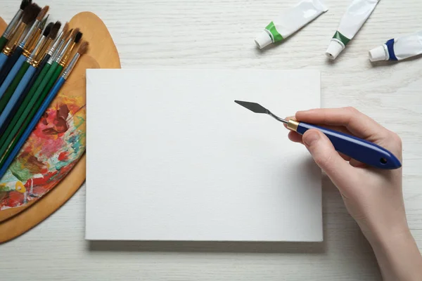 Man Met Spatel Blanco Doek Aan Witte Houten Tafel Bovenaanzicht — Stockfoto