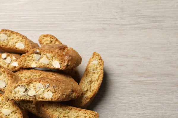 Geleneksel İtalyan badem bisküvileri (Cantucci) beyaz ahşap masa üzerinde, düz yatıyordu. Metin için boşluk