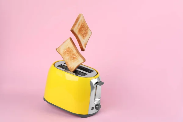 Brood Plakjes Opduiken Uit Moderne Broodrooster Roze Achtergrond Ruimte Voor — Stockfoto