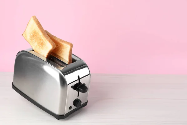Moderne Broodrooster Met Sneetjes Brood Witte Houten Tafel Ruimte Voor — Stockfoto