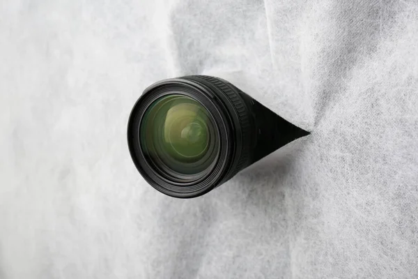 Ukryty Obiektyw Kamery Przez Dziurę Białej Tkaninie — Zdjęcie stockowe