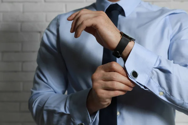 Elegante Hombre Que Pone Gemelo Cerca Pared Ladrillo Blanco Primer —  Fotos de Stock