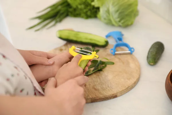 Mãe Ensinando Filha Descascar Vegetais Balcão Cozinha Close — Fotografia de Stock