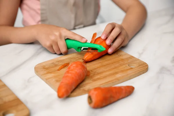 Gadis Kecil Mengupas Wortel Meja Dapur Closeup Menyiapkan Sayuran — Stok Foto