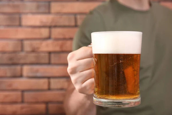 Hombre Con Vaso Cerveza Sabrosa Cerca Pared Ladrillo Rojo Primer — Foto de Stock