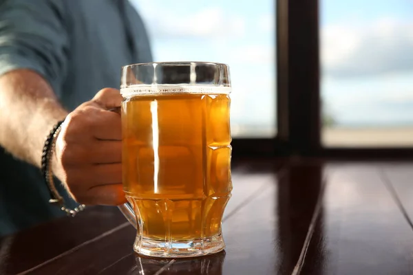 Man Met Glas Smakelijk Bier Aan Houten Tafel Pub Close — Stockfoto