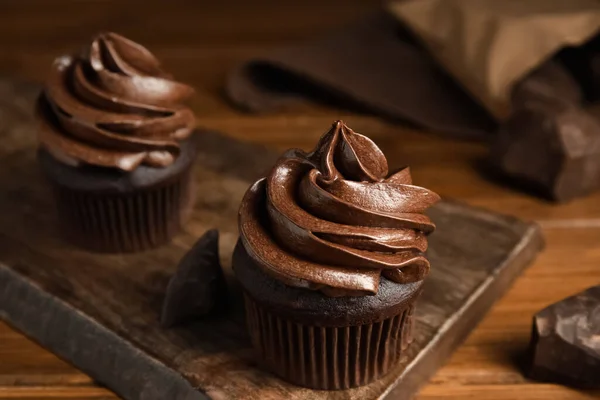 Deliciosos Cupcakes Chocolate Con Crema Mesa Madera — Foto de Stock