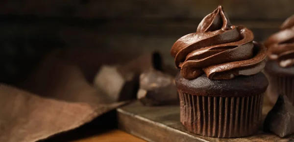 Delicioso Cupcake Chocolate Con Crema Sobre Tabla Madera Primer Plano — Foto de Stock