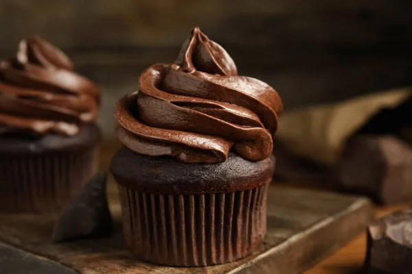 Deliciosos Cupcakes Chocolate Con Crema Sobre Tabla Madera Primer Plano — Foto de Stock