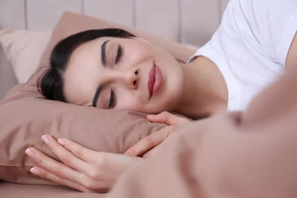 Kvinna Sover Bekväm Säng Med Beige Sängkläder — Stockfoto