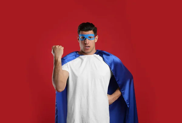 Hombre Emocional Usando Capa Superhéroe Máscara Sobre Fondo Rojo — Foto de Stock