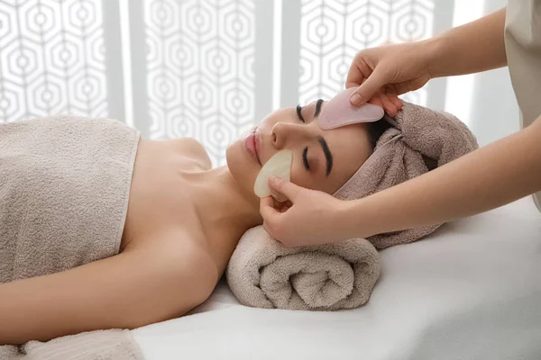 Mujer Joven Recibiendo Masaje Facial Con Herramientas Gua Sha Salón — Foto de Stock