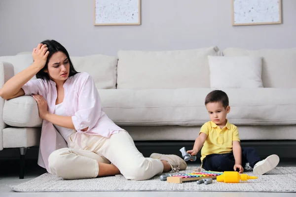 Depresso Madre Single Con Bambino Soggiorno — Foto Stock