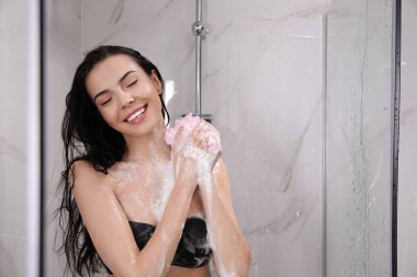 Pouf 'u olan genç bir kadın evde duş alıyor. Metin için boşluk