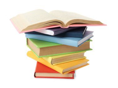 Beyaz arkaplan üzerine birçok renkli ciltli kitap
