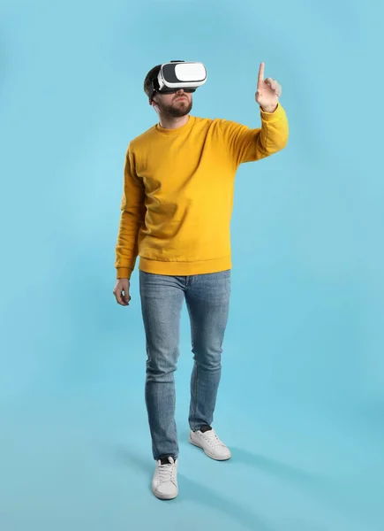 Man Med Hjälp Virtuell Verklighet Headset Ljusblå Bakgrund — Stockfoto