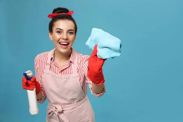 Jovem Dona Casa Com Detergente Tapete Fundo Azul Claro Espaço — Fotografia de Stock