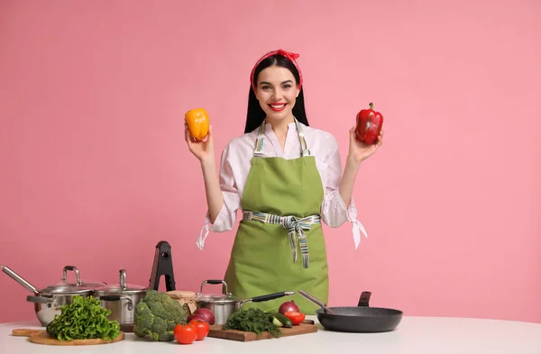 Молодая Домохозяйка Овощами Различной Посудой Розовом Фоне — стоковое фото
