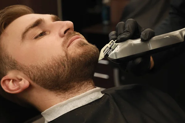 Cabeleireiro Profissional Trabalhando Com Cliente Barbearia Close — Fotografia de Stock