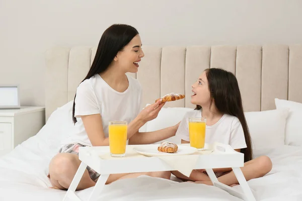 Jeune Mère Fille Prenant Petit Déjeuner Sur Lit Maison — Photo