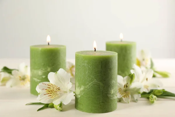 Velas Ardientes Hermosas Flores Sobre Una Mesa Madera Blanca —  Fotos de Stock