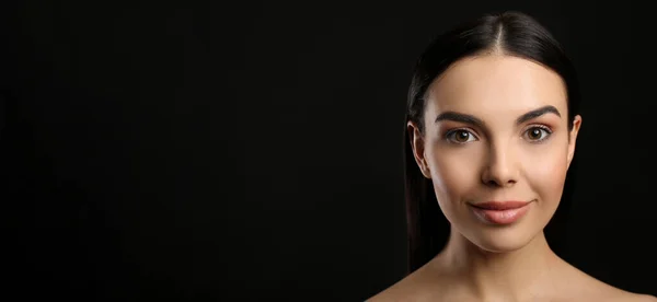 Портрет Счастливой Молодой Женщины Красивыми Черными Волосами Очаровательной Улыбкой Темном — стоковое фото