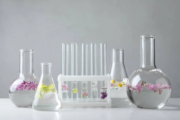 Vidrio Laboratorio Con Flores Sobre Mesa Madera Blanca Extracción Aceite — Foto de Stock