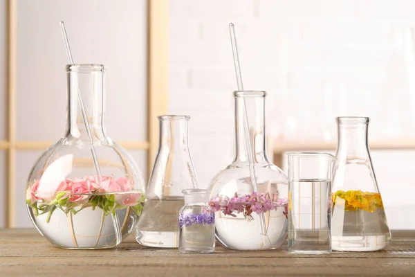 Vidrio Laboratorio Con Flores Sobre Mesa Madera Extracción Aceite Esencial — Foto de Stock