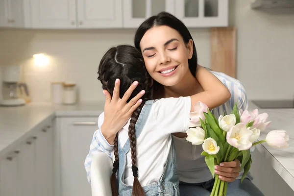 Hijita Felicitando Madre Cocina Casa Feliz Día Madre — Foto de Stock