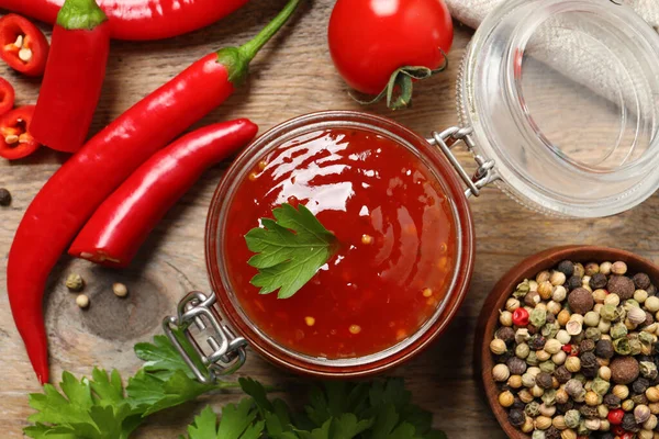 Salsa Picante Chile Frasco Vidrio Ingredientes Mesa Madera Puesta Plana — Foto de Stock