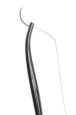 Beyaz arka planda dikiş ipliği olan forseps. Tıbbi ekipman