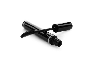 Beyaz arka planda kirpikler için maskara. Makyaj ürünü