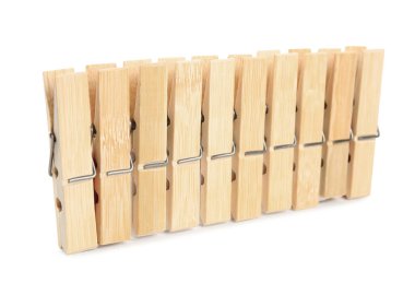 Beyaz arkaplanda tahta mandallar var.