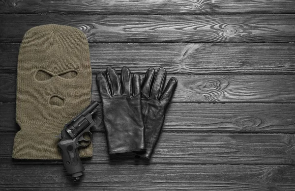 Beige Gebreide Bivakmuts Handschoenen Pistool Grijze Houten Tafel Plat Gelegd — Stockfoto