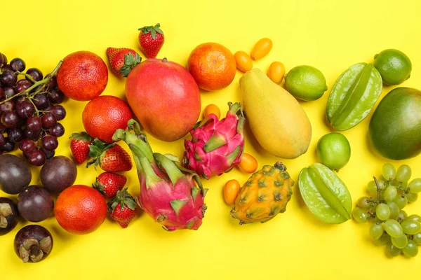 Surtido Frutas Frescas Exóticas Sobre Fondo Amarillo Planas — Foto de Stock