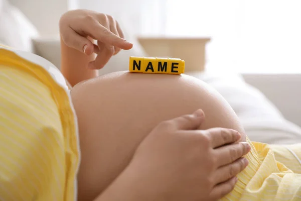 Mujer Embarazada Con Cubos Vientre Interior Primer Plano Elegir Nombre — Foto de Stock