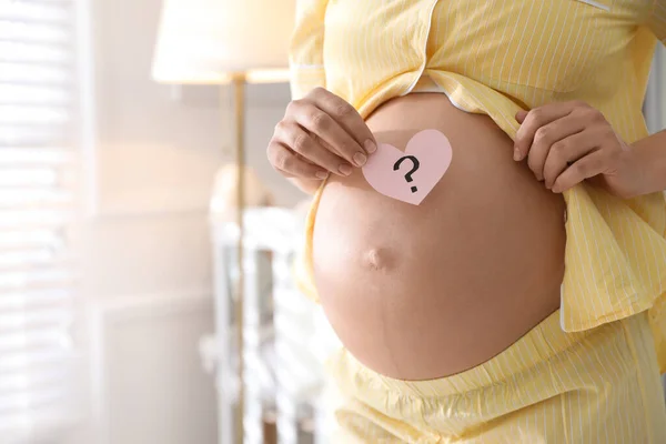 Zwangere Vrouw Met Hartvormige Plakkerige Noot Buik Binnen Close Naam — Stockfoto